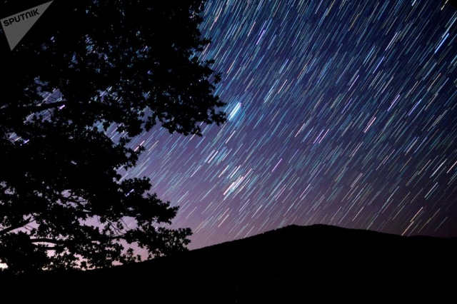 Perseid meteor yağmurunun nefes kesen görüntüsü.