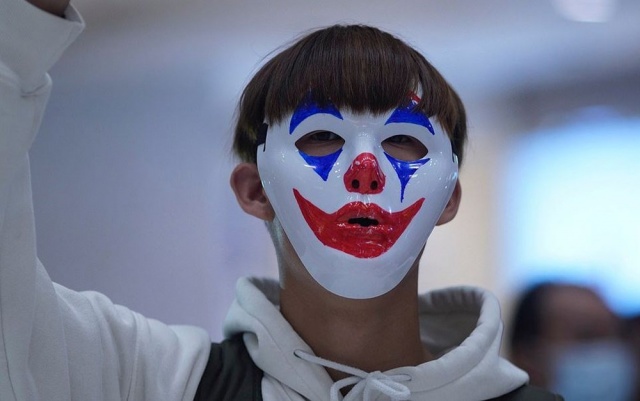 Göstericilerin bir kısmı tanınmamak için maske kullanmayı tercih ederken, 'Joker' isyanın bir simgesi olarak da tanımlanıyor.
