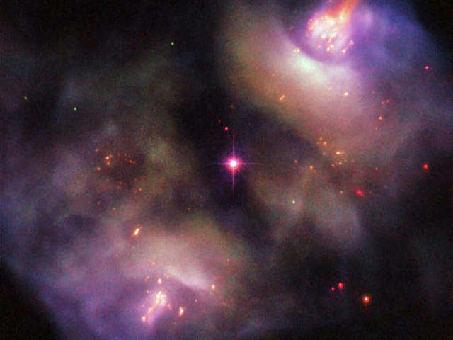 Gemini ya da İkizler takımyıldızında yer alan NGC 2371 gezegenimsi nebulası.