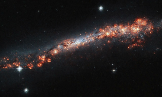 Leo Minor ya da Küçük Aslan takımyıldızında yer alan NGC 3432 galaksisinin görüntüsü.