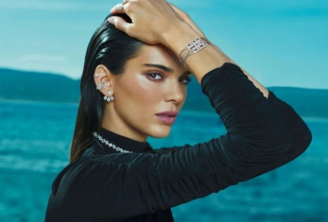Kendall Jenner, moda dünyasının devlerinden biri olan Messika markasının yeni kampanya yüzü oldu. Jenner, kamera karşısına geçerek fotoğrafçı Chris Colls'a özel pozlar verdi.