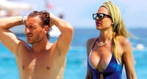 Totti'nin eşi Ilary Blasi'nin plaj görüntüleri sosyal medyayı salladı