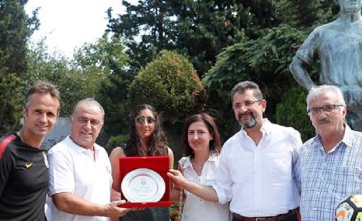 Galatasaray Futbol Akademisi Nden Metin Saribas A Tesekkur Plaketi Ajans 1905 Armanin Pesinde Bir Hayat The Life In Pursuit For An Emblem
