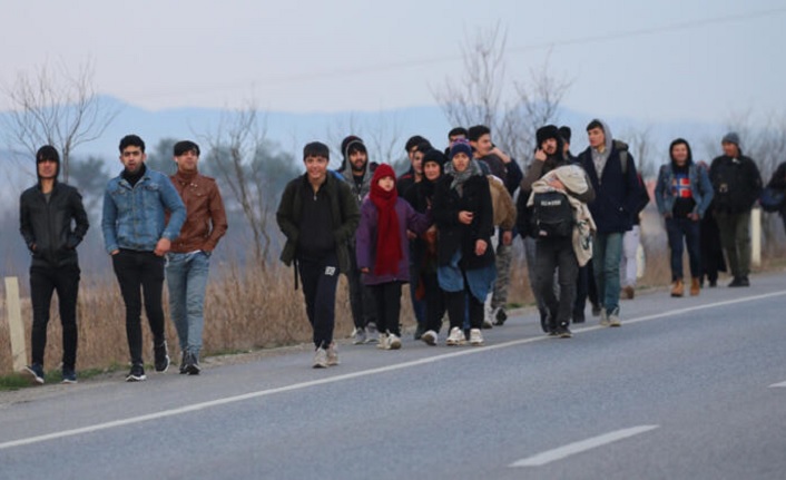 Mülteciler Avrupa'ya geçmek için Kapıkule'ye yürüyor