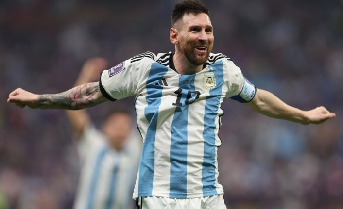 Lionel Messi, 1.5 yıl daha Paris'te