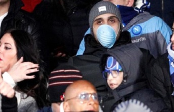 Napoli Barcelona maçına tribünde maske takan taraftarlar...